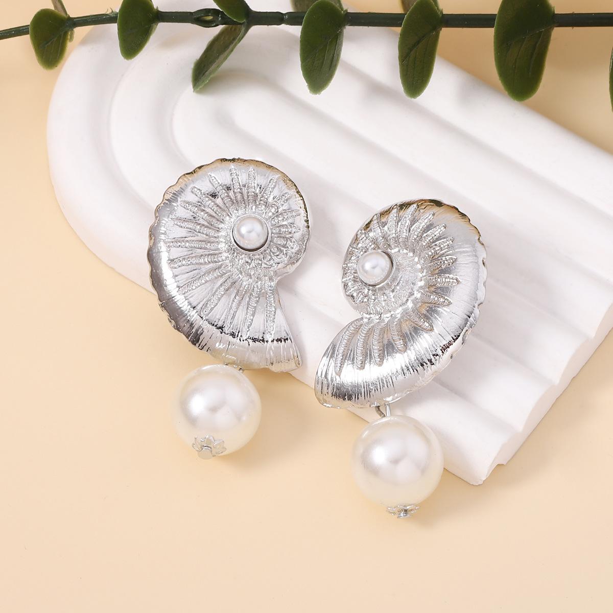 

Beach fashion style imitation pearl conch earrings, retro style, simple and versatile, summer vacation style earrings