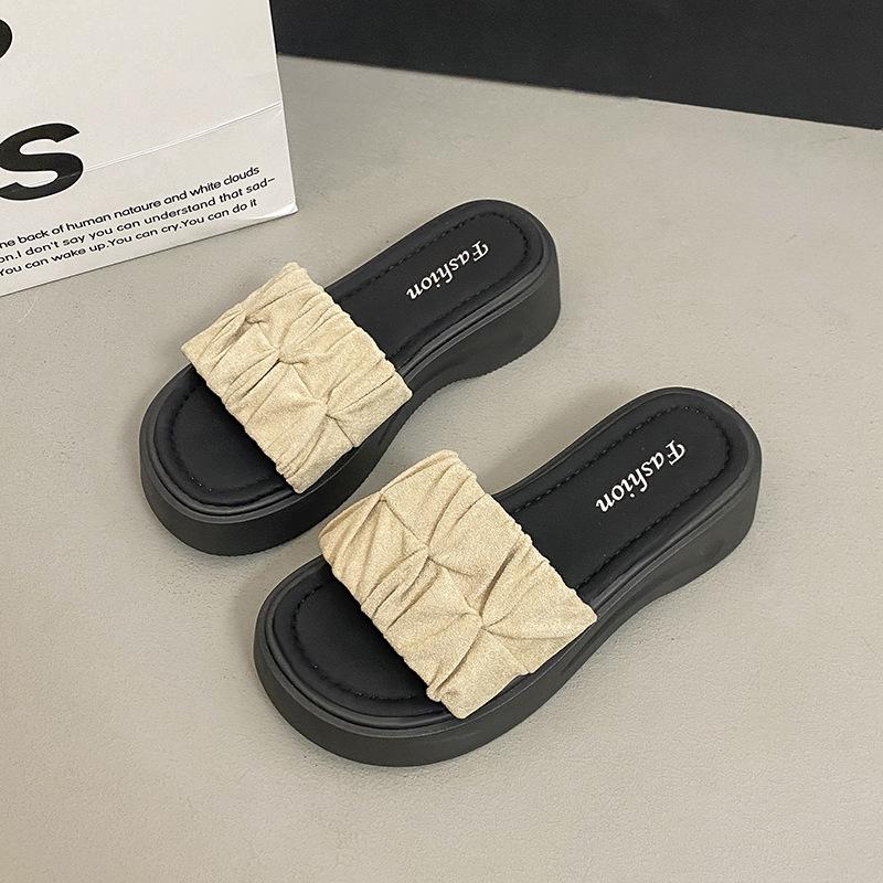 Thick-bottomed muffin sandals Internet celebrity beach fashion 2025 one-word drag super fire pleated slippers women's summer wear new models