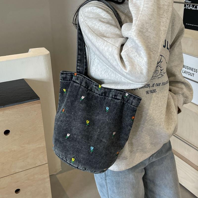 Джинсовая сумка-ведро в студенческом стиле — фото 4