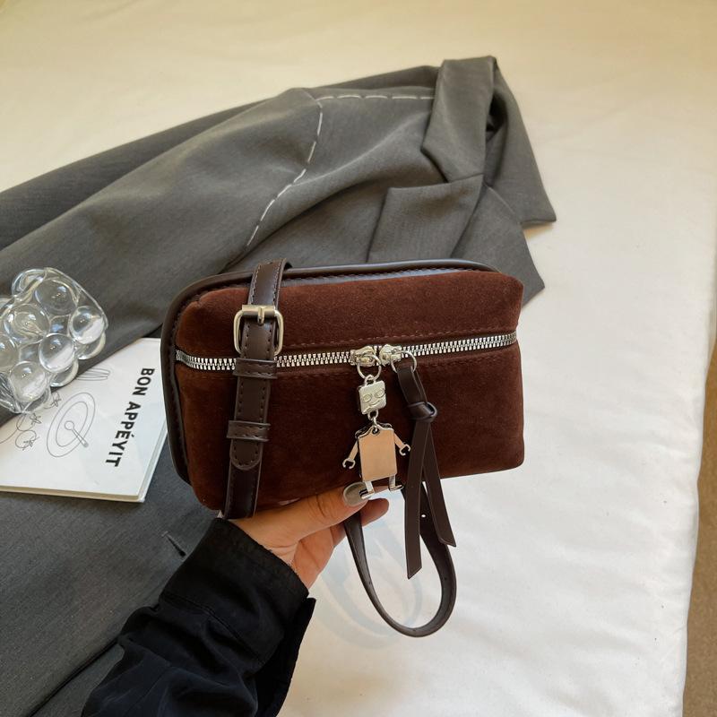 Retro Niche Suede Bag Women's 2025 New Autumn and Winter Versatile Messenger Bag Fashionable Mini Super Fire Mobile Phone Bag