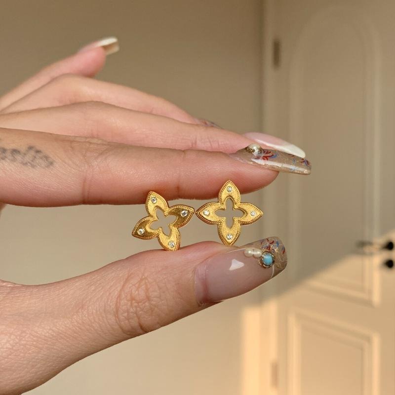 Vintage Antique Brushed Four-Leaf Clover Hollow Diamond Stud Earrings Advanced Retro Light Luxury Exquisite Simple Earrings