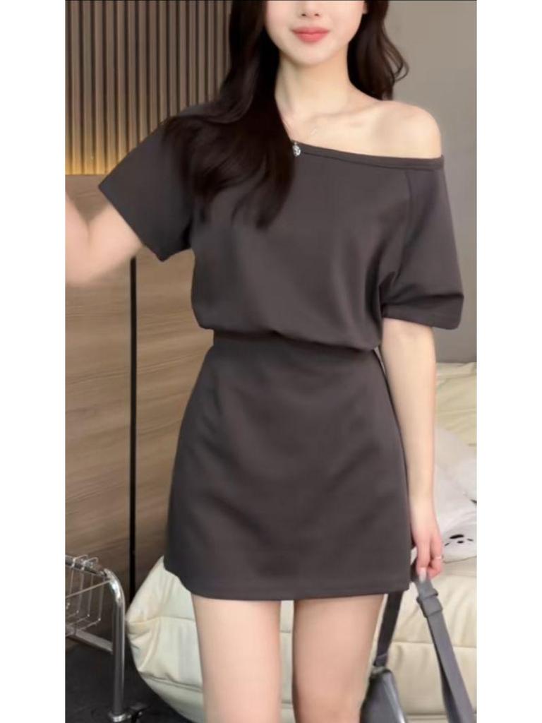 Koreanisches schickes schulterfreies figurbetonendes Kleid mit schrägem Ausschnitt