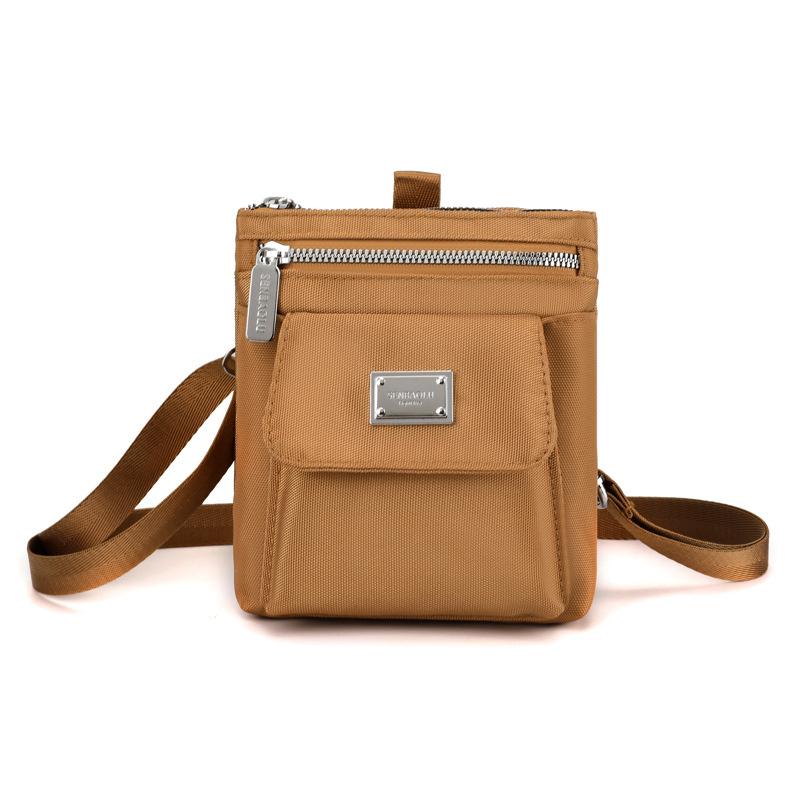 Bolso Cruzado Compacto de Nailon para Mujer – Diseño Ligero y Resistente al Agua con Placa Metálica con Logo y Múltiples Bolsillos, Ideal para el Uso Diario