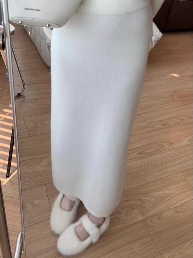 Elegant High-Waisted Women's Knit Skirt - Slimming, Mid-Length, Hip-Hugging, Soft & Glutinous for Autumn and Winter