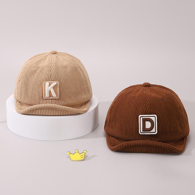 Myk brem Corduroy Baby Baseball Cap Vår Høst Bokstaver Broderi Peaked Hat Uformell Utendørs Spedbarn Småbarn Solskjermhatt
