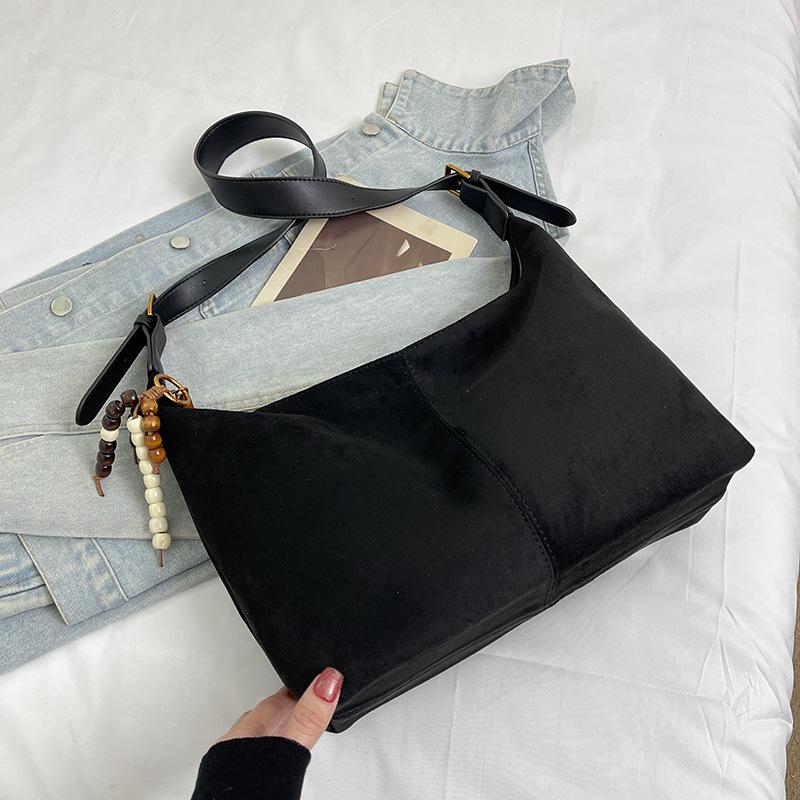 

Retro foreign style suede bag women s 2025 autumn new Japanese and Korean niche bag plush fashion simple large-capacity bag чорний
