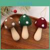 Weihnachtsmann-Plüschfigur aus Filz in Pilzform für die festliche Heimdekoration