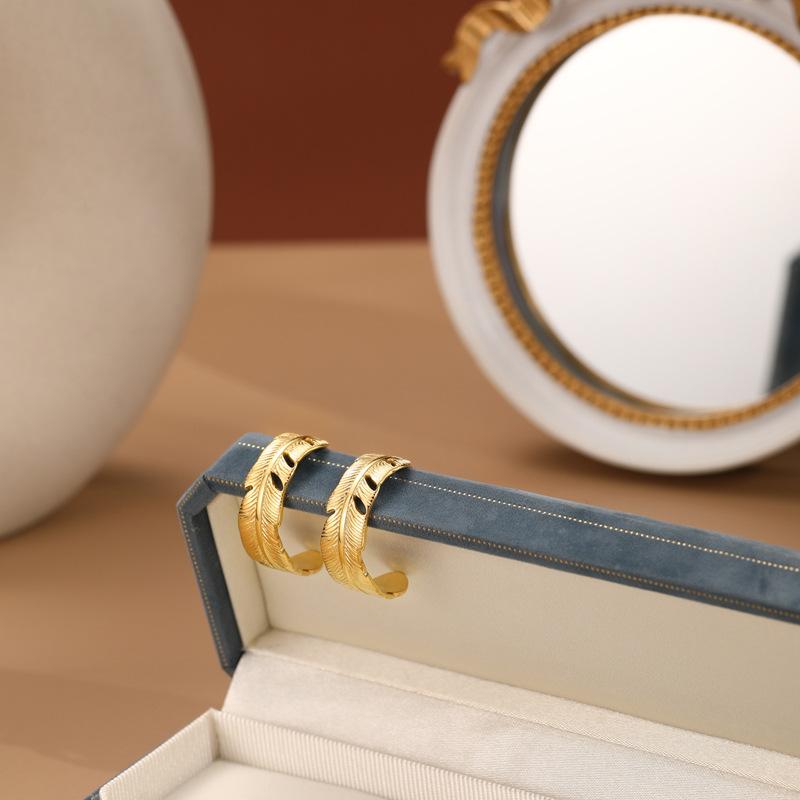 C-förmige Feder-Edelstahlohrringe sind mit echtem Gold plattiert und verblassen nicht.. Titan-Stahlstecker sind modische und einfache Ohrringe.