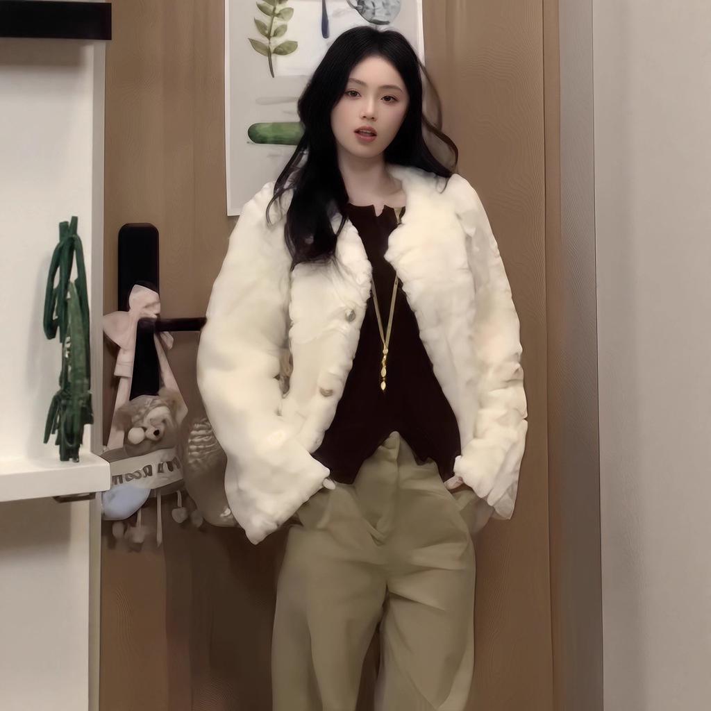 A Lambskin Coat for Women In Winter, Featuring A High-end and Warm Fur Coat