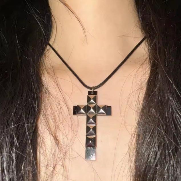 Punk Rivet Cross Pendant Necklace for Women Cool Grunge Rock Cross Necklace Fashion 90s Aesthetic Necklace Goth Choker чёрный
