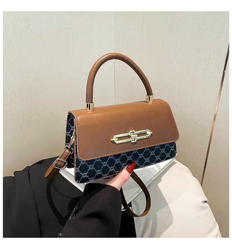 

Женская сумка 2025 Новая Мода Нишевая Сумка на Плечо Текстурированная Иностранная Универсальная Сумка Мессенджер Сумка Коробка чёрный