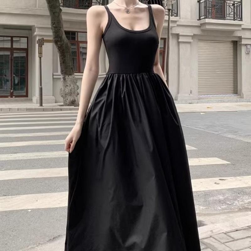 Ärmelloses Glockenblumen-Swingkleid im Hepburn-Stil in Schwarz mit Spaghetti-Trägern für den frühen Frühling