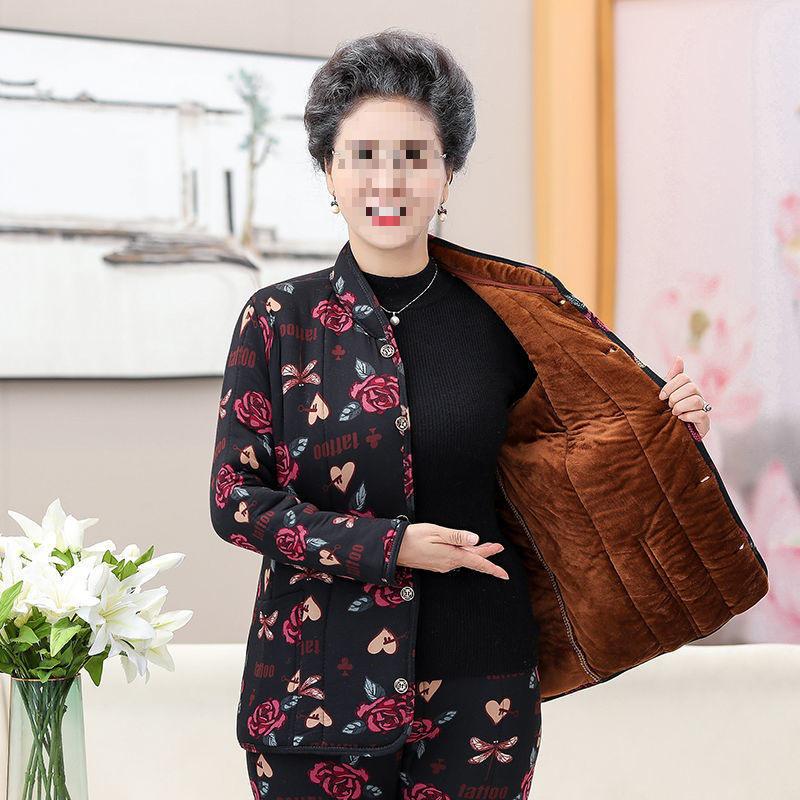 Omas kuscheliges, fleecegefüttertes Winterset: dicke, baumwollgepolsterte Jacke und Hose für Frauen mittleren Alters und Senioren.