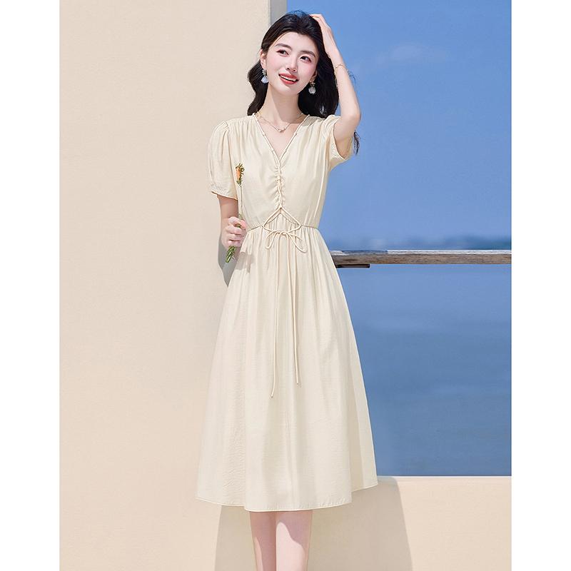 Lyocell V-neck Waist Cinched Dress for Women In Summer, with Bubble Sleeves and Pleats To Reduce Age and Make You Look Slimmer, a Vacation Dress
