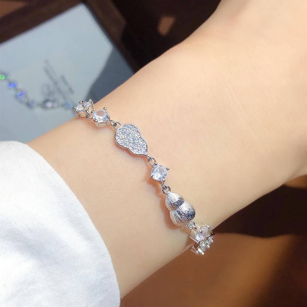 Exquisite Light Luxury Chinese Tassel Bracelet with Diamond Accents