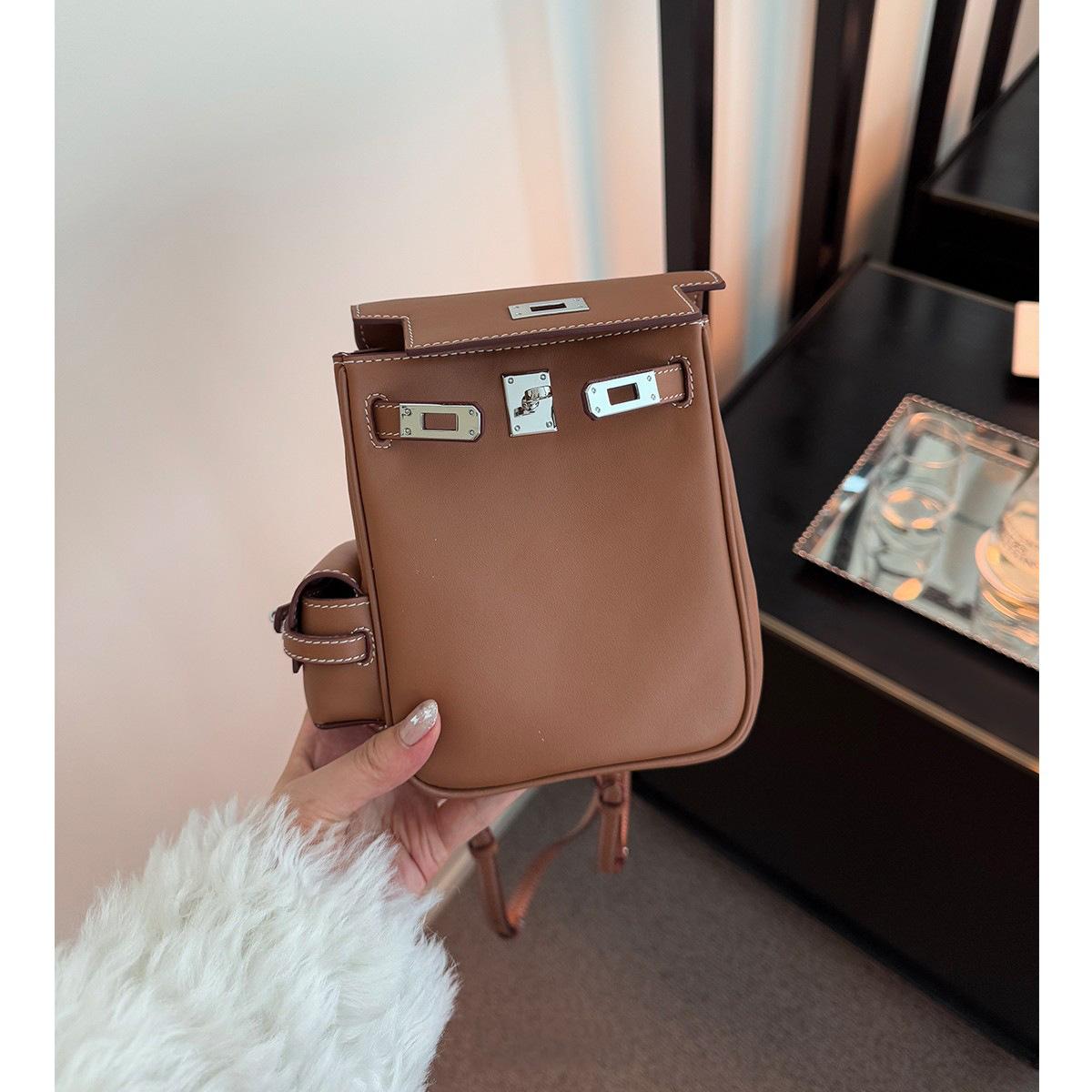 

Маленький рюкзак с высококачественным верхним слоем из коровьей кожи, мини-рюкзак Jump, симпатичная маленькая сумка для мусора 2025 / Новая коллекция 14x6x18cm золотисто-коричневый