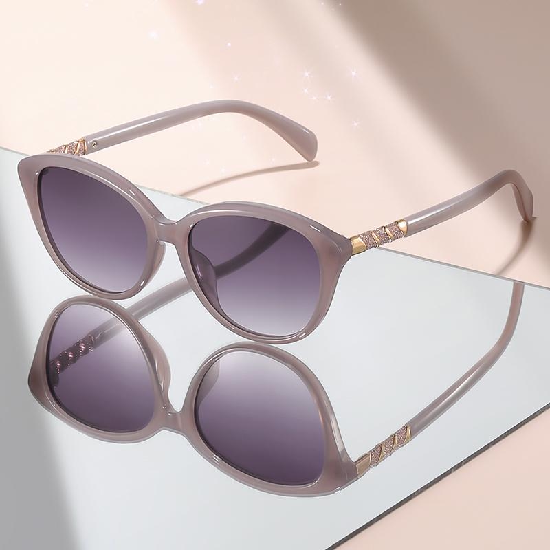 Fashionable and classic cat-eye small-frame sunglasses with diamond-like embellishments on the temples, versatile sunglasses