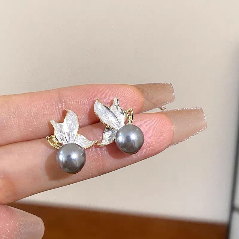 

Butterfly pearl stud earrings women s light luxury high-end earrings new popular niche design autumn and winter temperament earrings