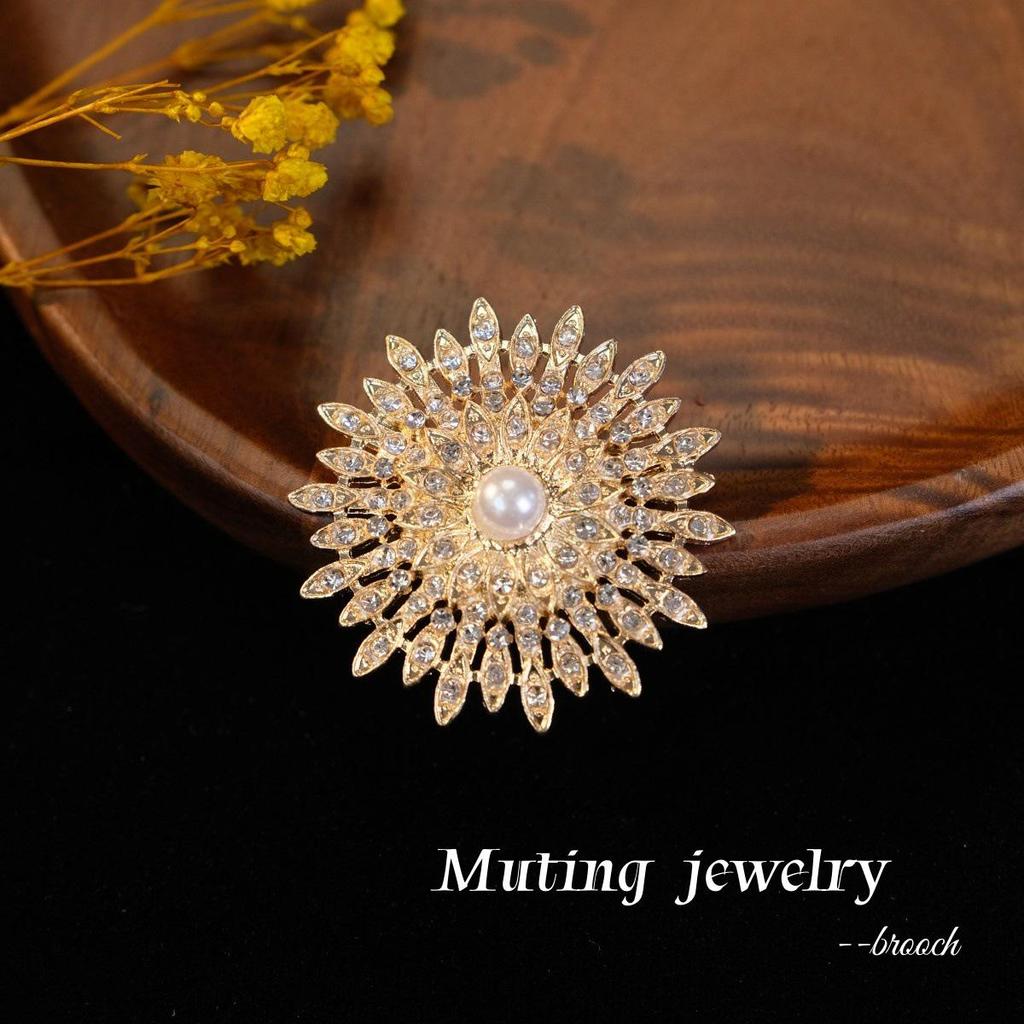 Exquisite Sunflower Brooch with Pearl Accent - Stylish Corsage Pin for Suit Coats