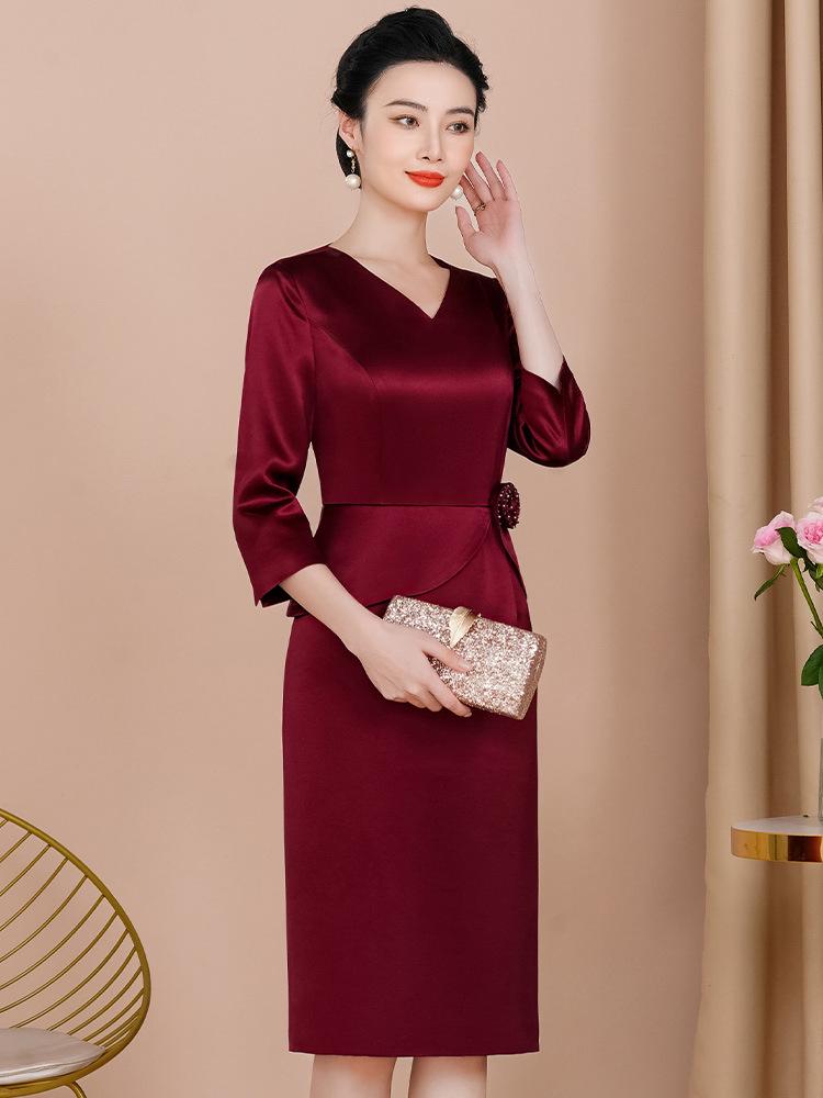 2025 Autumn Elegant V-neck Slimming Dress for Young Mothers - Wine Red Acetate Skirt
