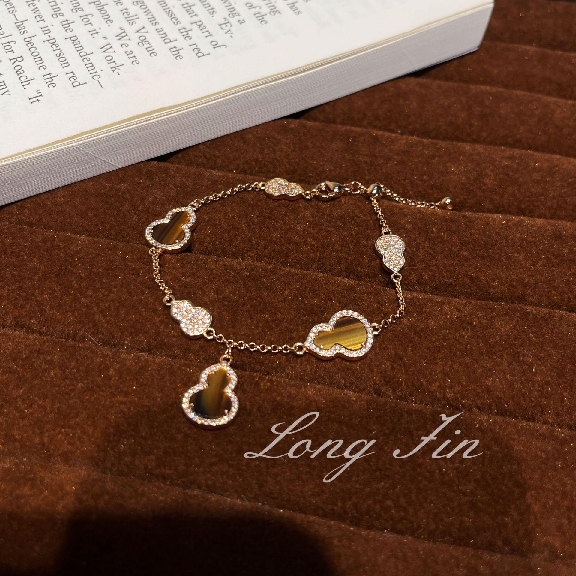 

Light Luxury High-End Retro White Fritillary Powder Shell Gourd Bracelet Niche Design Temperament Stacking Wearing Jewelry
