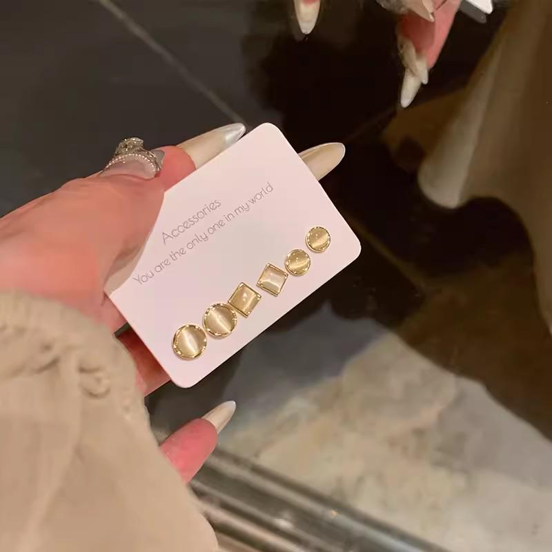 Cercei stud Ochi de Pisică Acul de Argint: Set de îngrijire pentru piercingul urechii din șase piese cu design cartilaj fără somn pentru femei.