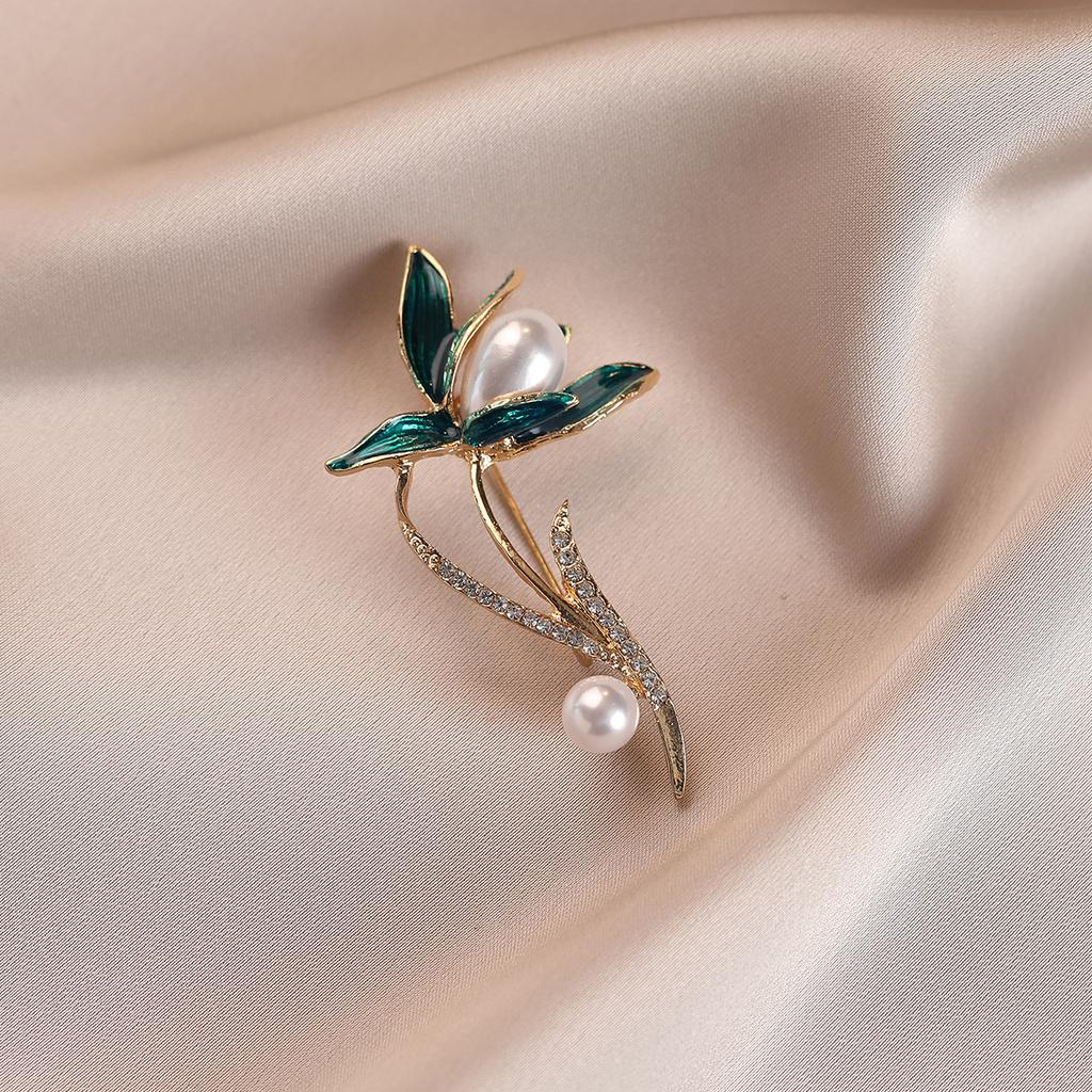 The Fresh and Elegant Peony Pearl Brooch Exudes A Sense of High-end Luxury and A Retro Floral Accessory. It Is A Fashionable Brooch