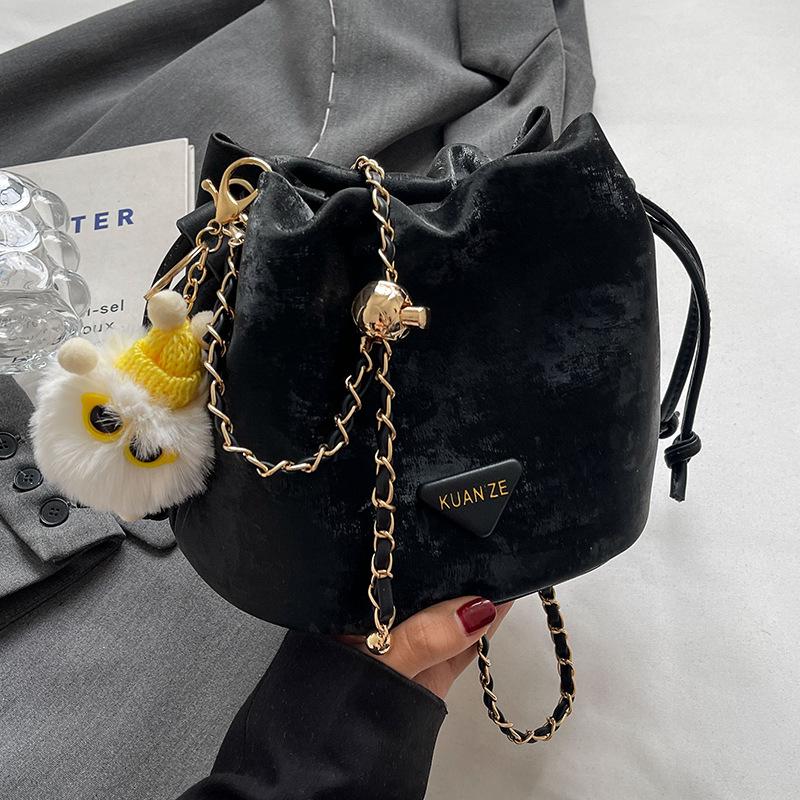 

Популярная в этом году маленькая женская сумка 2024 года, новая высококачественная сумка-мессенджер с цепочкой, сумка-ведро через плечо чёрный