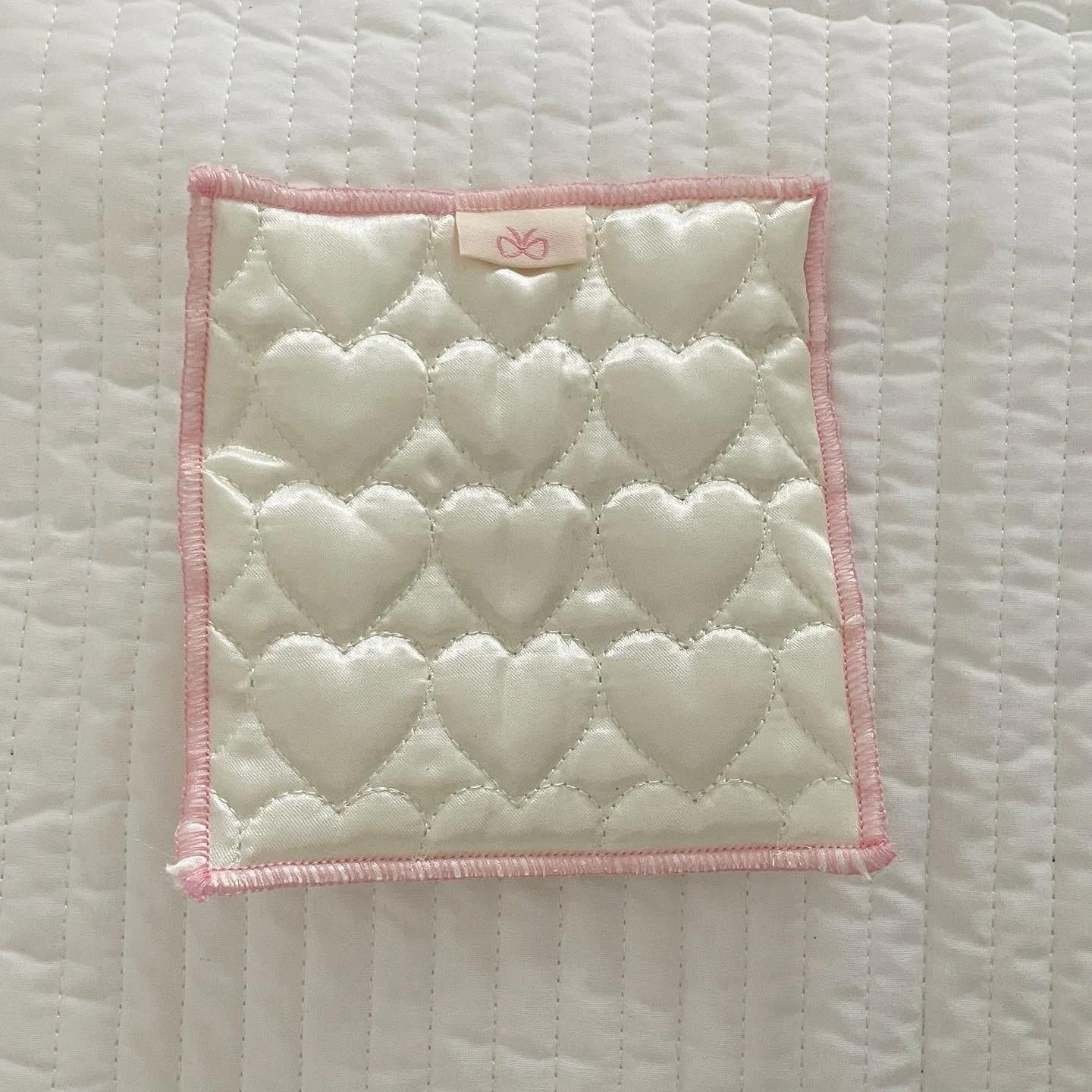 

Lovely Korean INS Heart Bubble Quilting Satin Cotton Core Coaster Kawaii Girl Cup Heat Insulation Mat Photo Prop Desk Decoration 12x12 cm белый