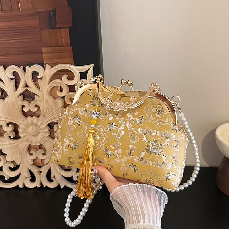 

Elegant Chinese Embroidery Ladies Handbag with Pearl Chain Crossbody Fashion Shell Shoulder Bag for Evening Parties