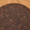 Entdecken Sie den Charme des 357g Yunnan Sieben Teekuchens, achtjähriger Pu'er Reifer Tee