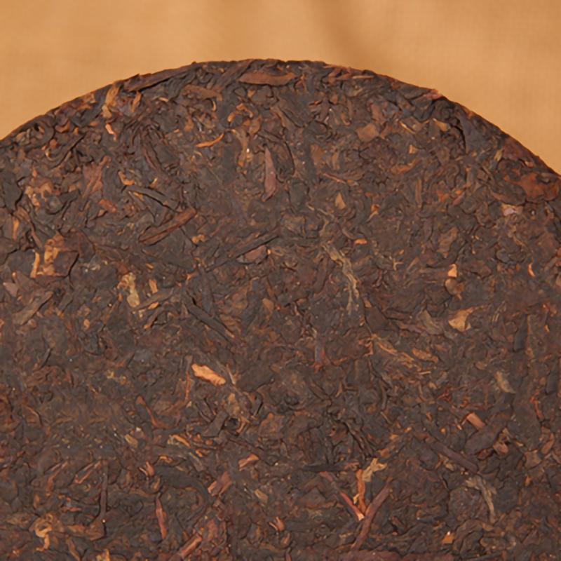 Entdecken Sie den Charme des 357g Yunnan Sieben Teekuchens, achtjähriger Pu'er Reifer Tee