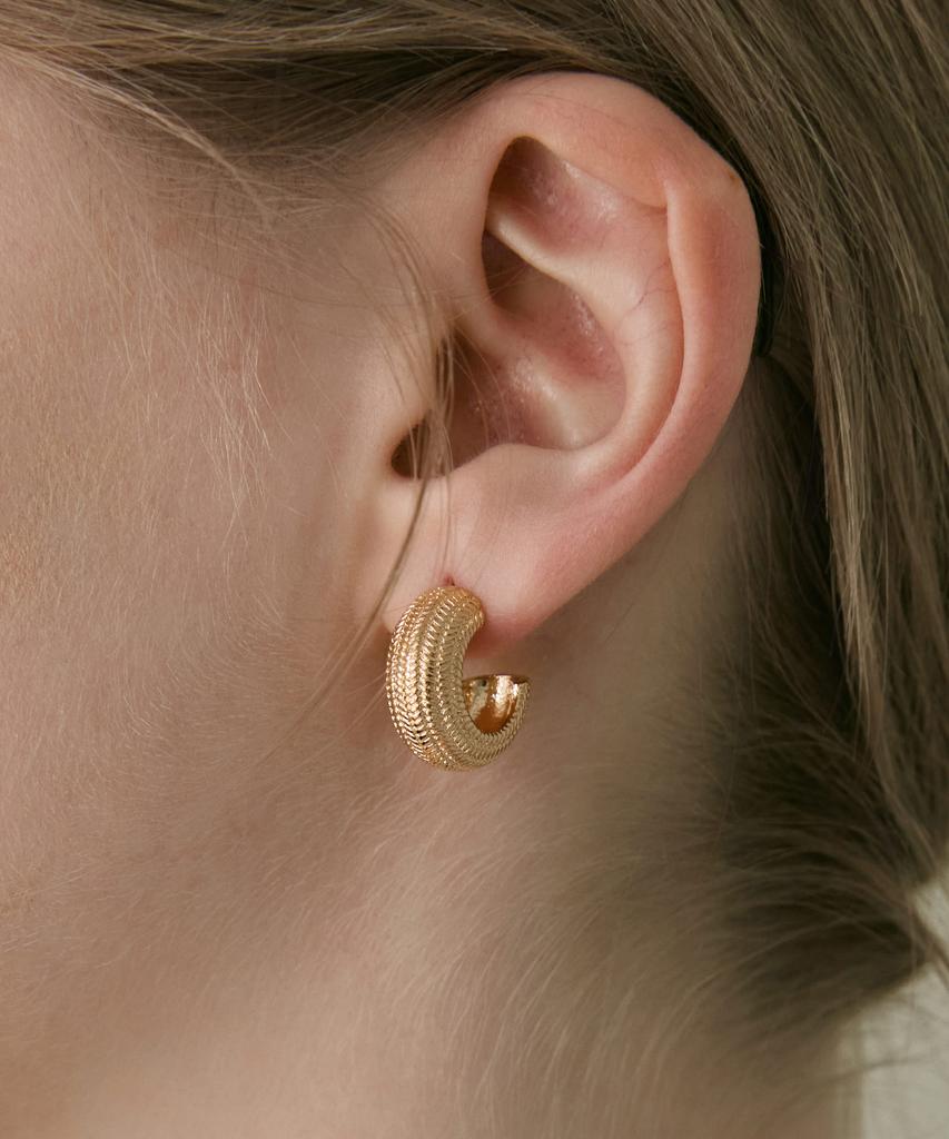 Dmoment (18K Gold Plated) Grain Bold Wave Gold Earrings