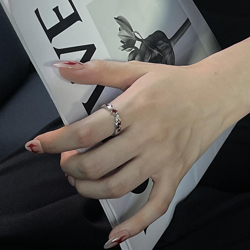 Schachbrett Karo Rot Tropfenglasur Offener Ring Retro Nischendesign High-End Zeigefingerring Stapelbar Tragen Partnerring