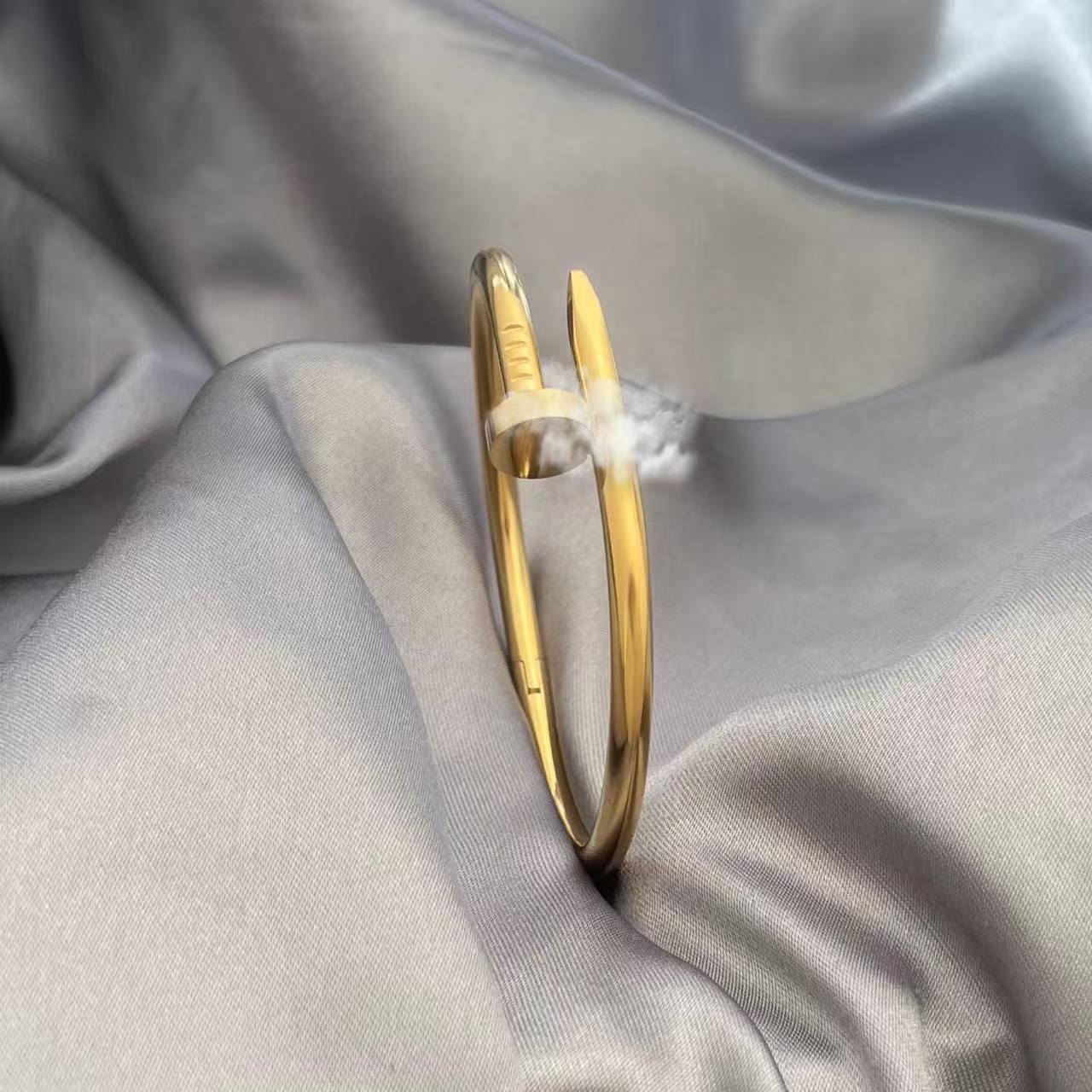 

Classic Card Plus Nail Bracelet for Men and Women, Light Luxury Full Nail Bracelet one size(17-20cm)