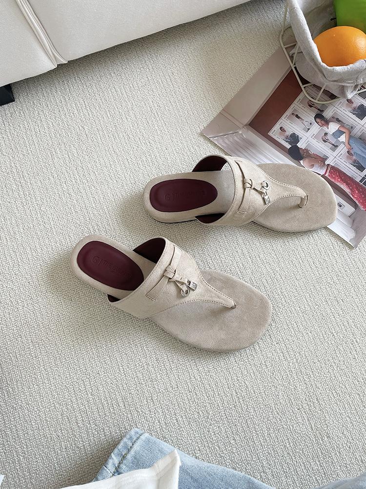 Soft-soled French small sandals outside women's shoes 2025 summer retro fairy wind pinch foot flip-flops flat-bottomed slippers tide