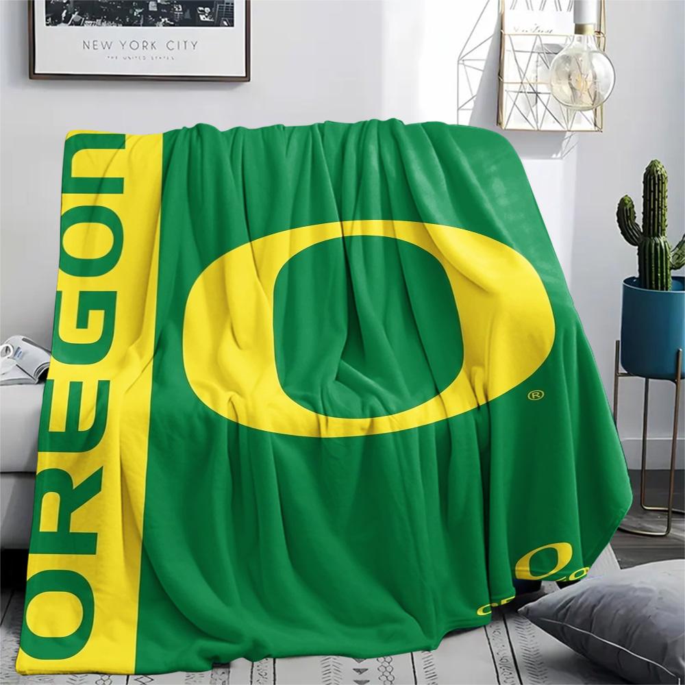 Oregon Ducks Print Flannel Blanket High Quality Warm Comfortable Cover for All Seasons Perfect for Gifts Home Decor
