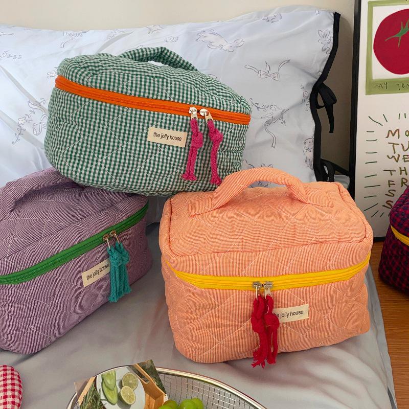 Creative Contrast Plaid Cosmetic Bag: Large Capacity, Hand-Held Travel Makeup and Brush Storage for Women.