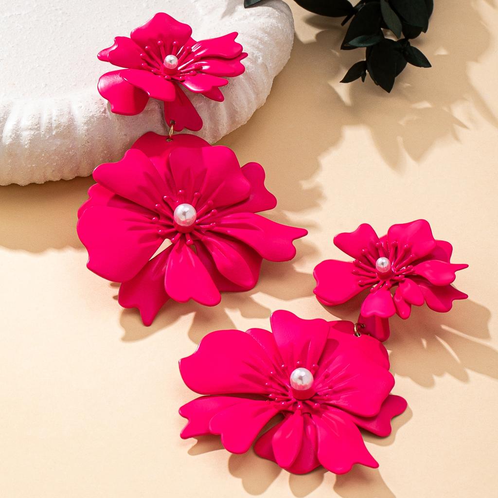 A Pair of Women's Earrings, Exaggerated Stereo Flower Earrings, Fashionable Holiday Style Women's Earrings