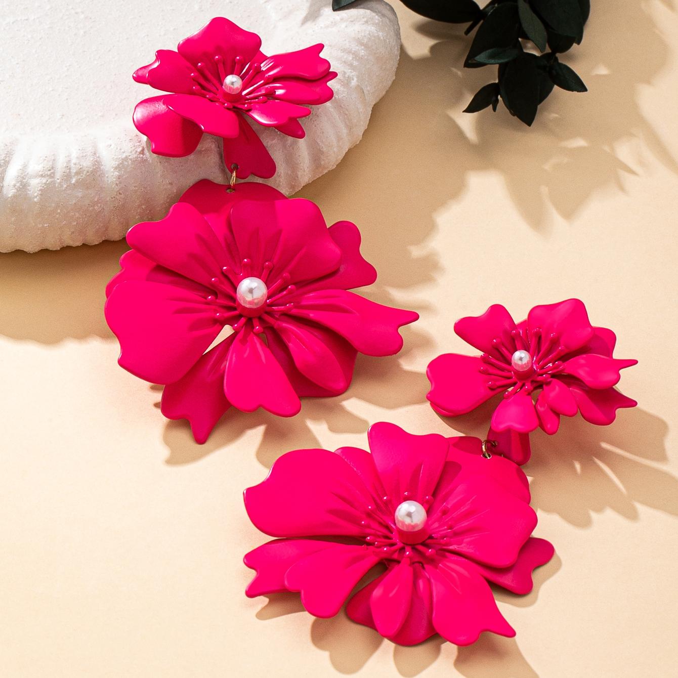 

A Pair of Women s Earrings, Exaggerated Stereo Flower Earrings, Fashionable Holiday Style Women s Earrings рожевий