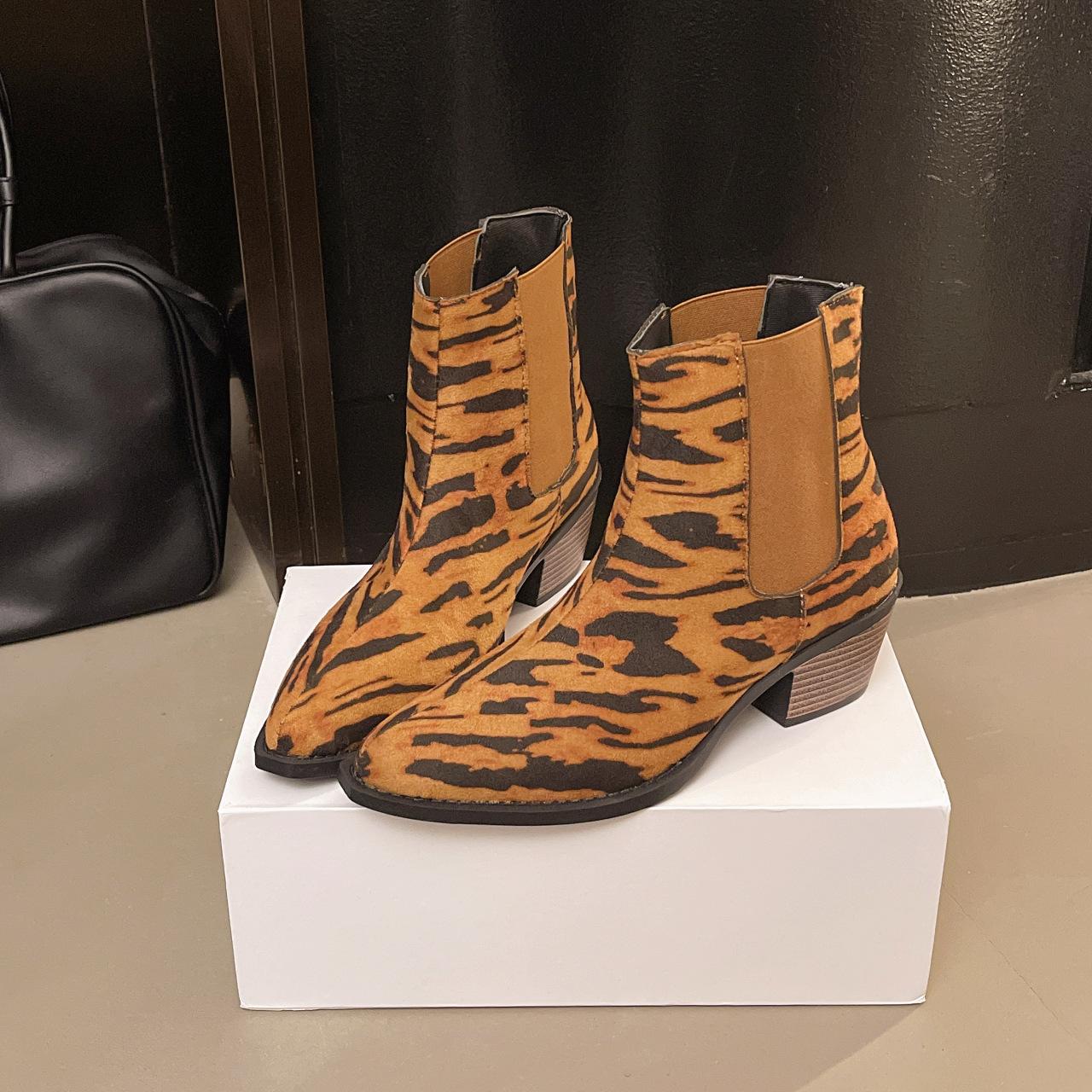 

Large size women s shoes 41-43 European and American leopard print pointed thick heel short boots women s autumn and winter fashion British style hi 43 леопард друку кольору