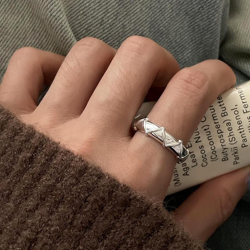 Curved Line Ring Female Ins Wind Niche Simple Cold Wind Finger Ring Advanced Sense Hundreds of Tide Elegant Simple Women Rings