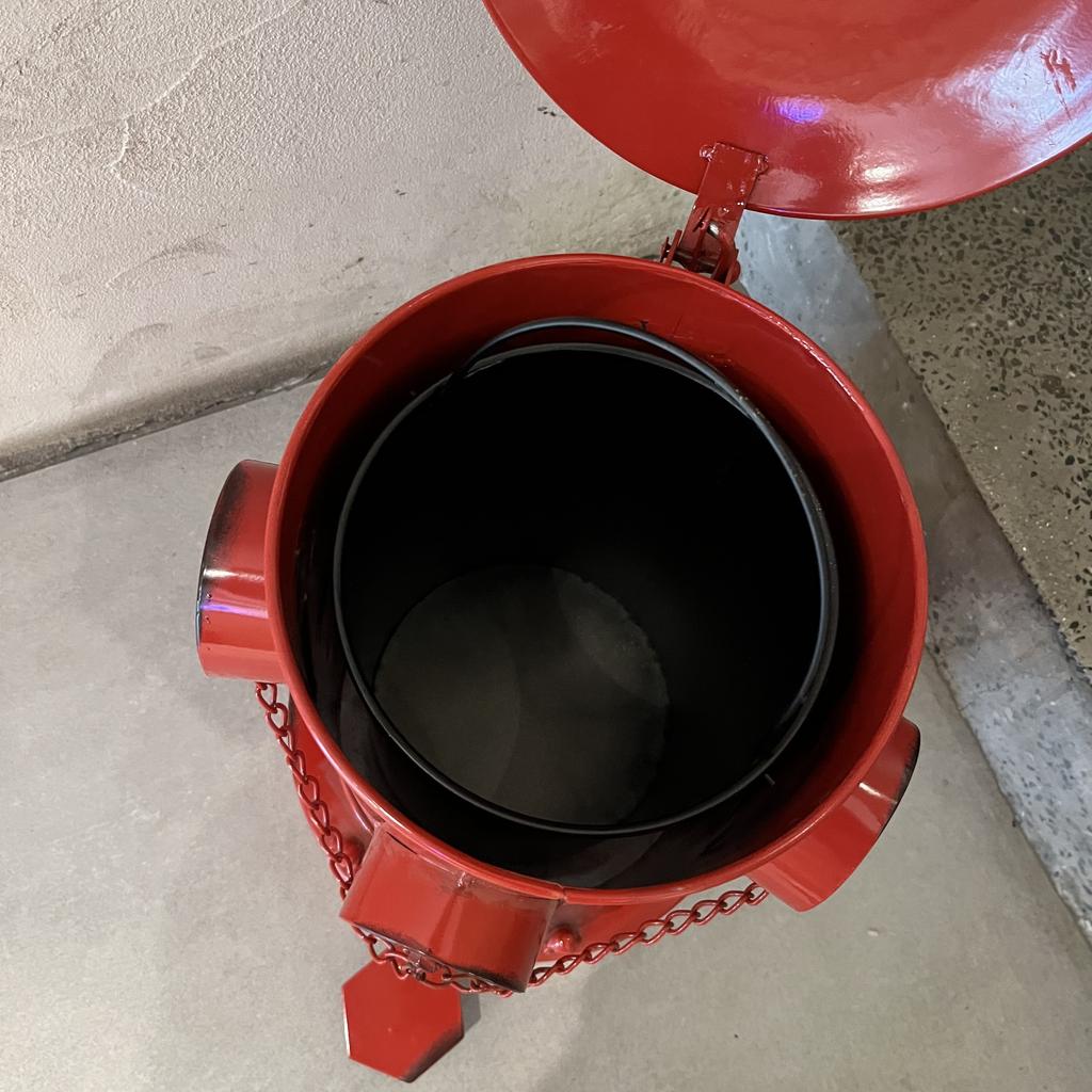 1 ks Retro Ošuntělý Železný Odpadkový Koš, Kovový Odpadkový Koš Odolný Proti Zápachu Ovládaný Nožním Pedálem, Vintage Industriální Červené Víko, Klasický Design Sochy