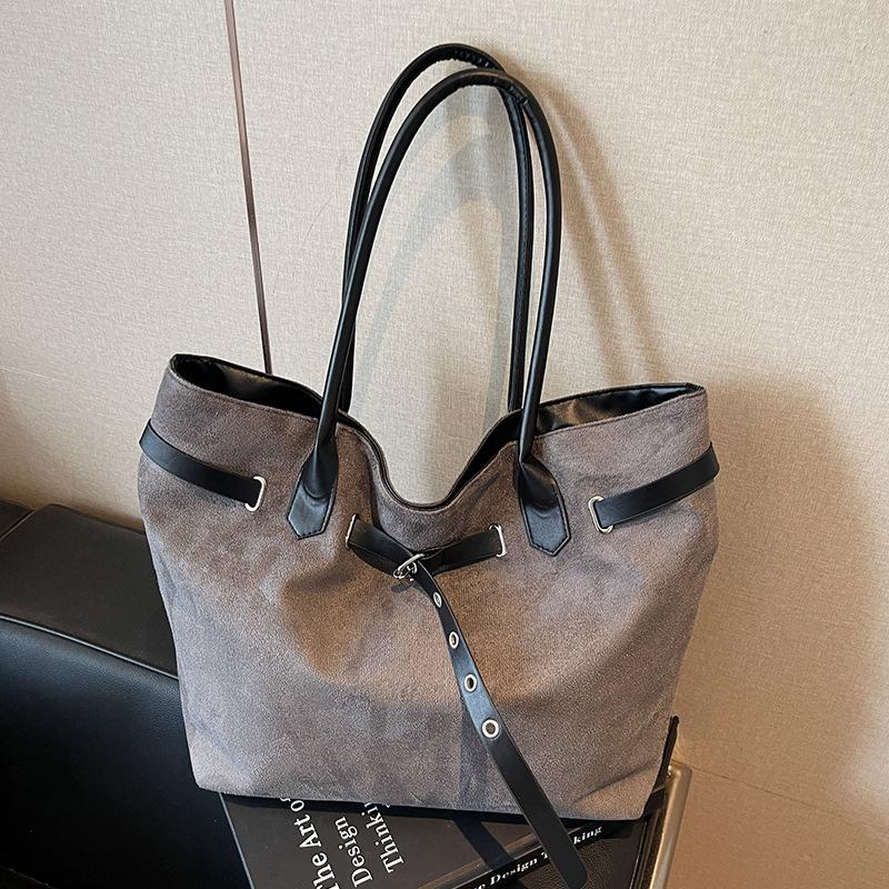 Design A Large-capacity, Stylish and Trendy Casual Commuting Single-shoulder Tote Bag