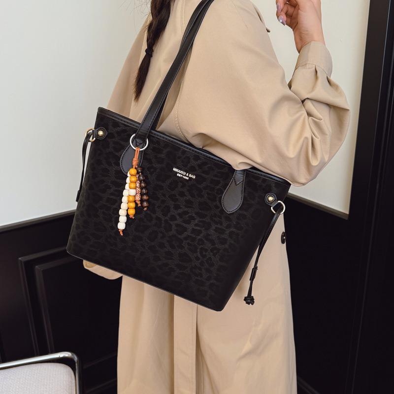 Large-capacity Bag Women's New Versatile Leopard Print Shoulder Armpit Bag Casual Work Commuter Tote Bag