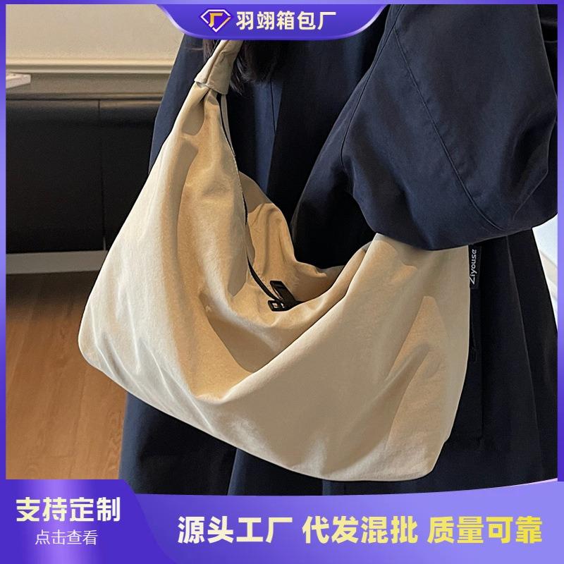 Tygväska med stor kapacitet dam ny höst och vinter mångsidig avslappnad axelbudväska texturerad pendlar dumplingväska