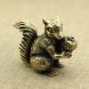 1 Stück Antiker Eichhörnchen-Schmuck Solide Kupferstatue Figuren Messing Eichhörnchen Nüsse Teekanne Räuchergefäß Schreibtischdekoration