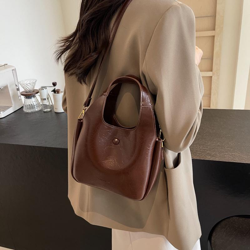 

Новая сумка-ведро — это модно. кофейный