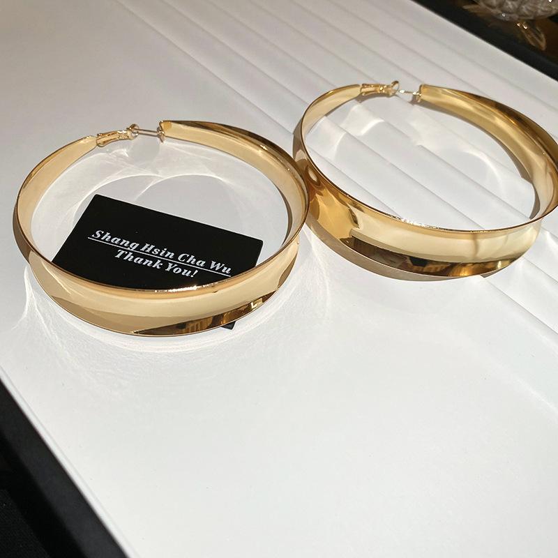 Серьги-кольца без излишеств, серьги-пусеты с атмосферой, серьги с темпераментом, женские