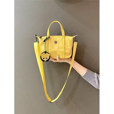 Borsa a tracolla da donna per primavera ed estate 2025 nuova alla moda texture di alta gamma design di nicchia casual gialla a forma di raviolo messenger bag